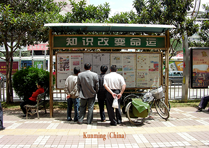 China, Kunming, photo d'une avenue où des piétons prennent connaissance des informations du jour sur des journaux exposés publiquement, et diverses photos au cours d'un séjour à Kunming